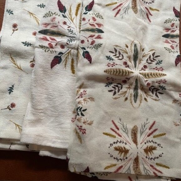 SIMONS Bundle - Fall Leaves and Feathers Napkins set of 4 and 3 Tea Towels - Picture 6 of 7